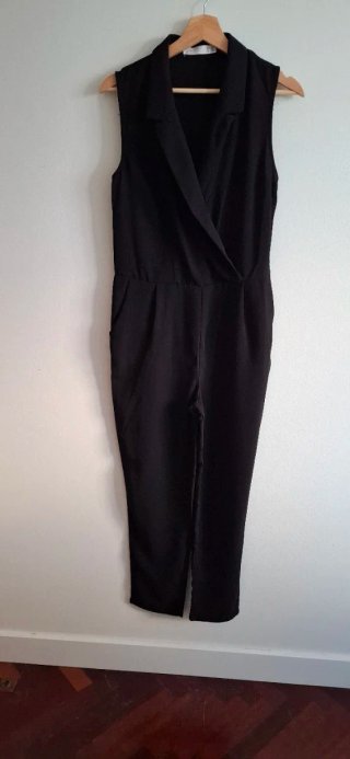 Mono negro tipo blazer sin mangas