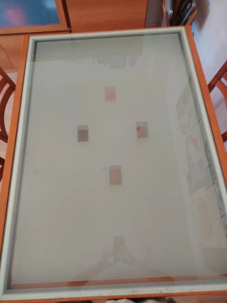 Mesa de cristal con 4 sillas de madera