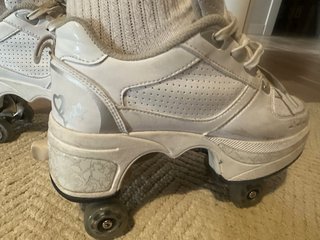 Zapatillas con ruedas blancas