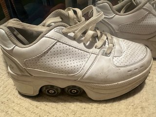 Zapatillas con ruedas blancas