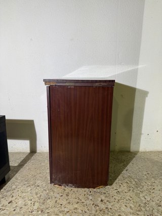 Maquina  de coser Singer integrada en mueble.