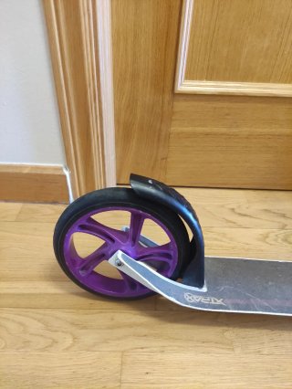 Patinete infantil morado y negro
