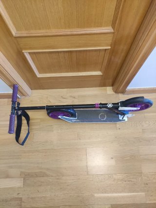 Patinete infantil morado y negro