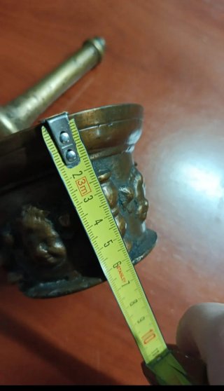 Almirez de bronce con figuras