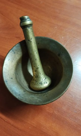 Almirez de bronce con figuras