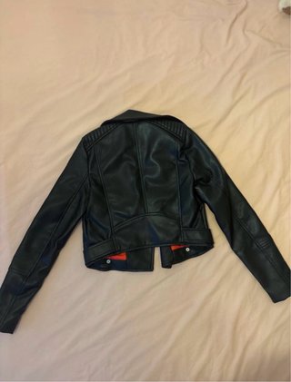 Cazadora efecto piel Pull&Bear negra y roja.