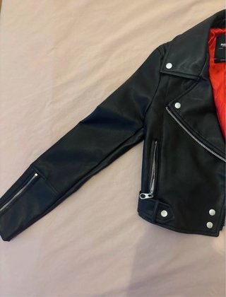 Cazadora efecto piel Pull&Bear negra y roja.