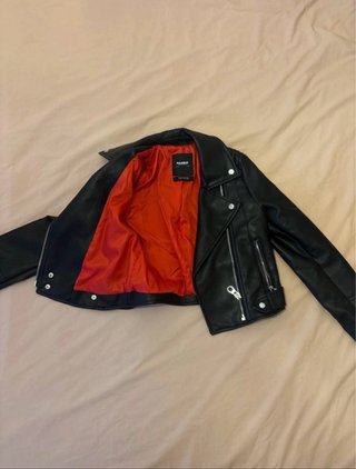Cazadora efecto piel Pull&Bear negra y roja.