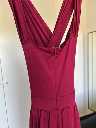 Vestido largo burdeos con abertura
