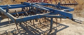 Vibrocultivador Koskilde con rodillo y tabla