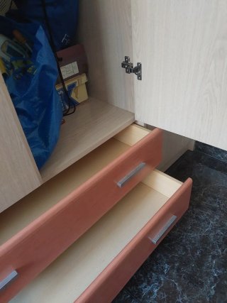 Armario de madera beige y naranja