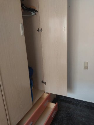 Armario de madera beige y naranja