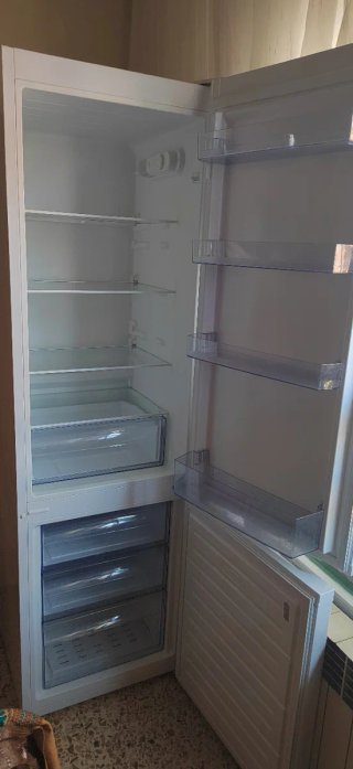 Frigorífico blanco con congelador