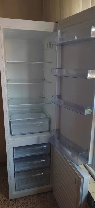 Frigorífico blanco con congelador