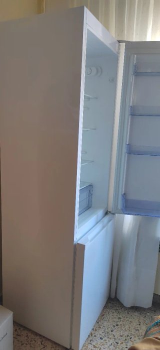 Frigorífico blanco con congelador