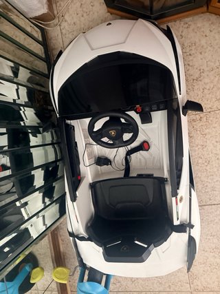 Coche eléctrico infantil blanco con su mando