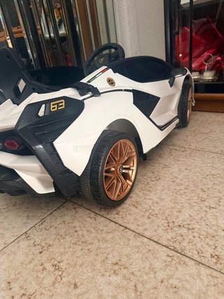 Coche eléctrico infantil blanco con su mando