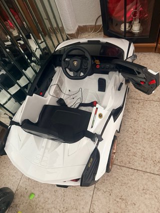 Coche eléctrico infantil blanco con su mando