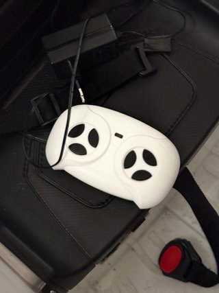 Coche eléctrico infantil blanco con su mando