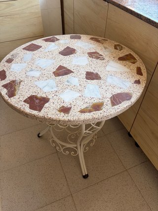 Mesa redonda con encimera de terrazo