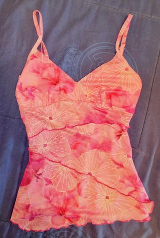 Camiseta floral rosa con volantes.