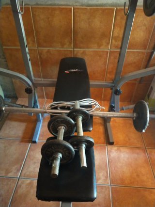Banco de pesas con barra y discos
