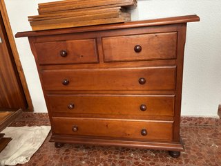 Cómoda de madera con 5 cajones