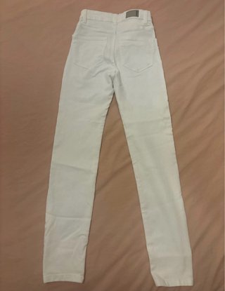 Vaquero skinny blanco Stradivarius.
