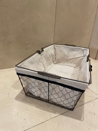 Cesta de metal y tela beige/marrón