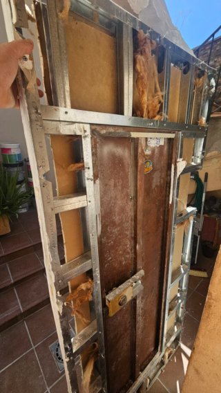 Puerta de hierro gruesa