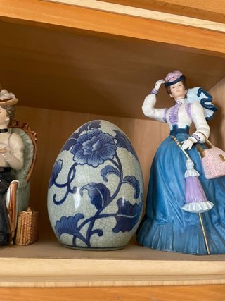 Huevo porcelana floral y muñeca