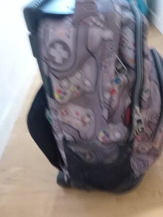 Mochila gris y multicolor con estampado