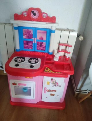 Cocinita de juguete rosa