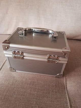 Maletín de maquillaje plateado