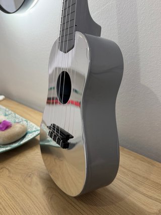 Ukelele plateado