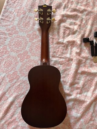 Ukelele Makala con funda y accesorios