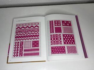 Libro bordado tradicional y punto de cruz Rosa