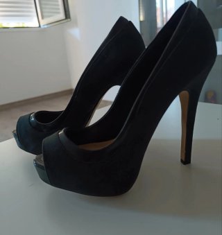 Zapato salón punta abierta negro