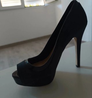 Zapato salón punta abierta negro