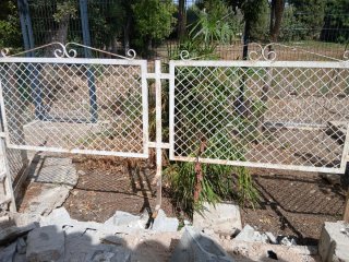 Valla de hierro con puerta