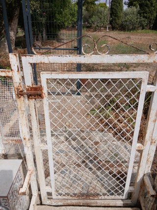 Valla de hierro con puerta
