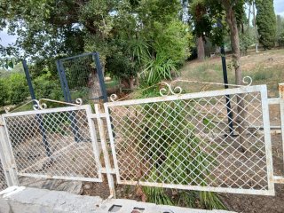 Valla de hierro con puerta