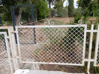 Valla de hierro con puerta