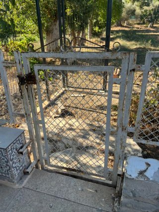 Valla de hierro con puerta