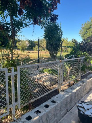 Valla de hierro con puerta