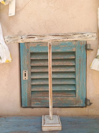 Expositor artesanal madera y palmera