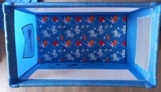 Cuna de viaje Bbest azul con dibujos