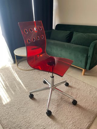 Silla de escritorio roja giratoria