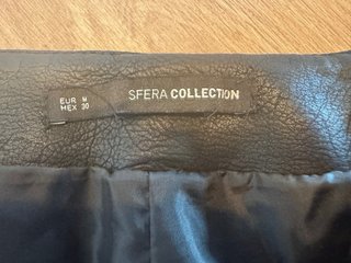 Falda Sfera Negra con Flores Rosas