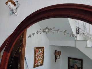 Cómoda antigua con espejo de madera y mármol